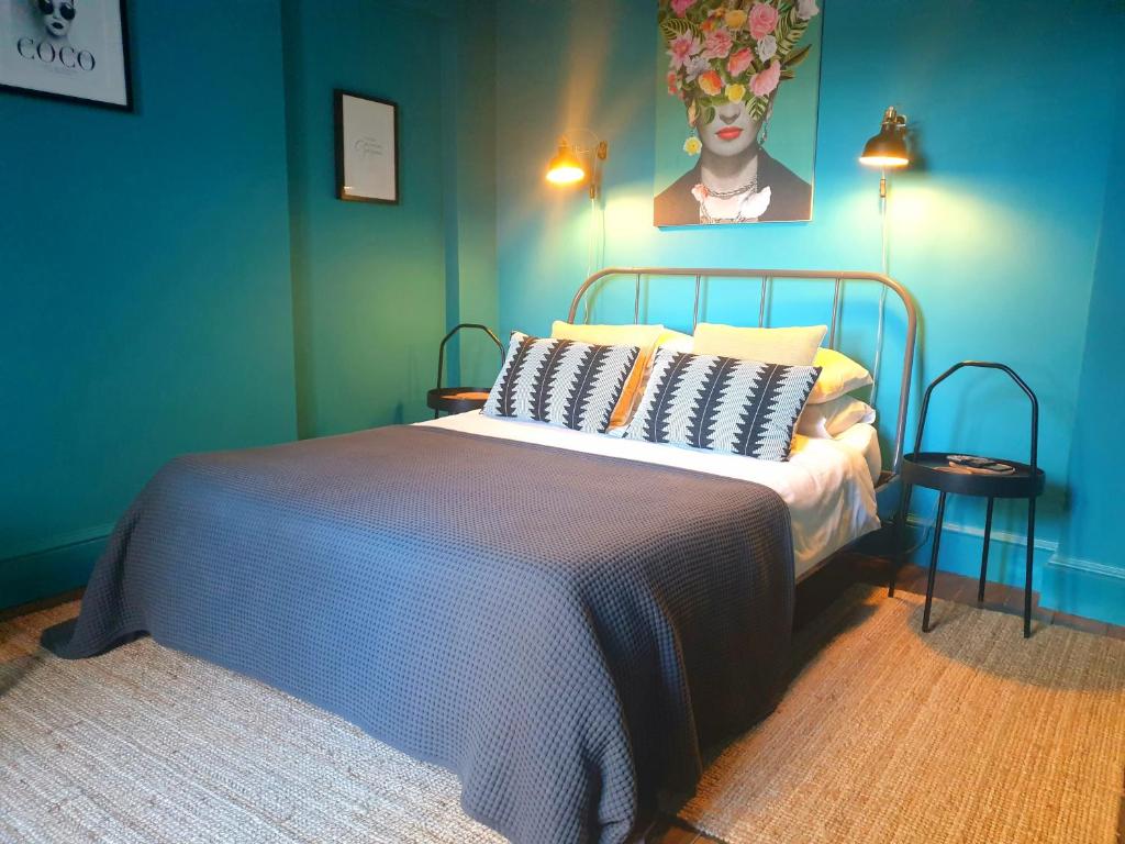 1 dormitorio con 1 cama con paredes azules en Room eleven, en Veliko Tŭrnovo