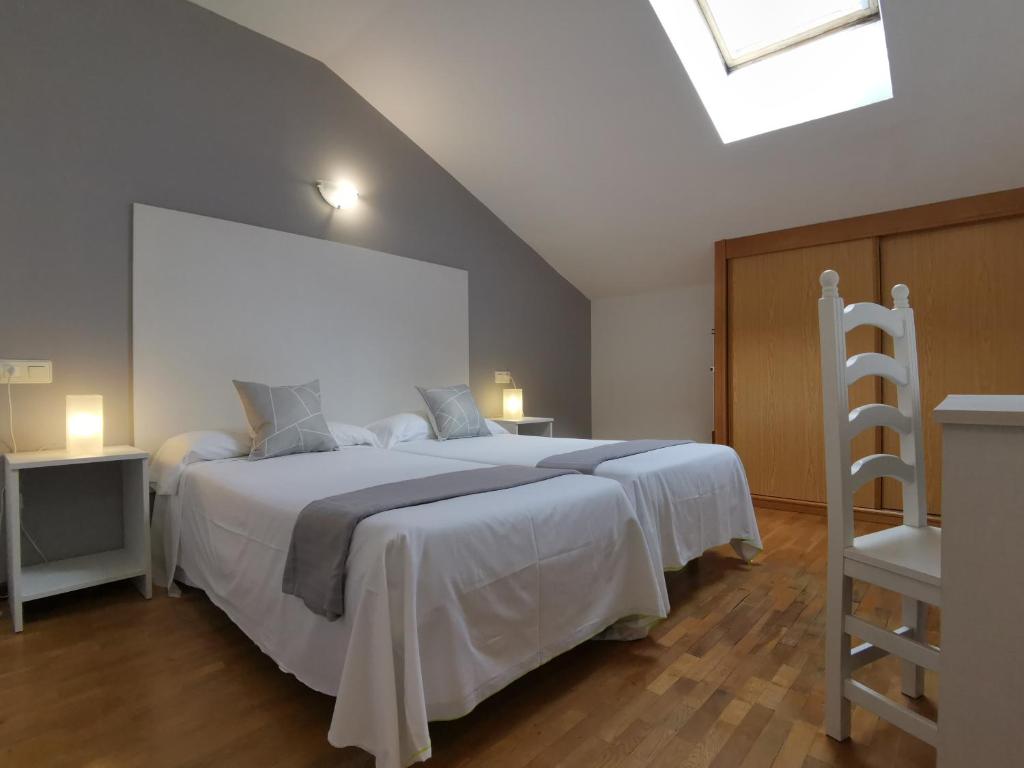 A bed or beds in a room at Hotel El Trasgu