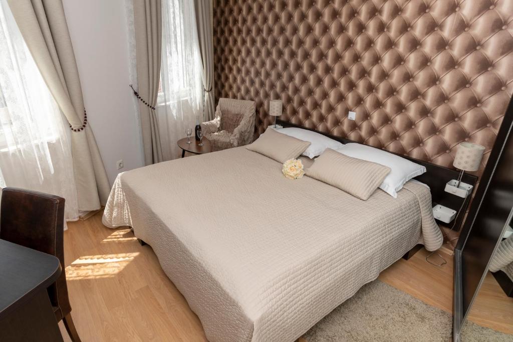 Postel nebo postele na pokoji v ubytování Deluxe Collection Hotel Kastel