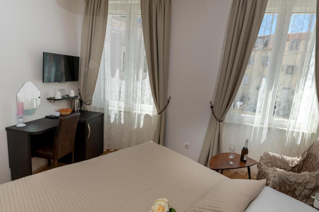 Postel nebo postele na pokoji v ubytování Deluxe Collection Hotel Kastel