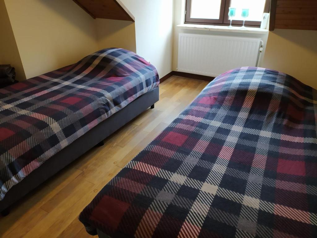 two beds sitting next to each other in a bedroom at Paradise in Aan de Wolfsberg