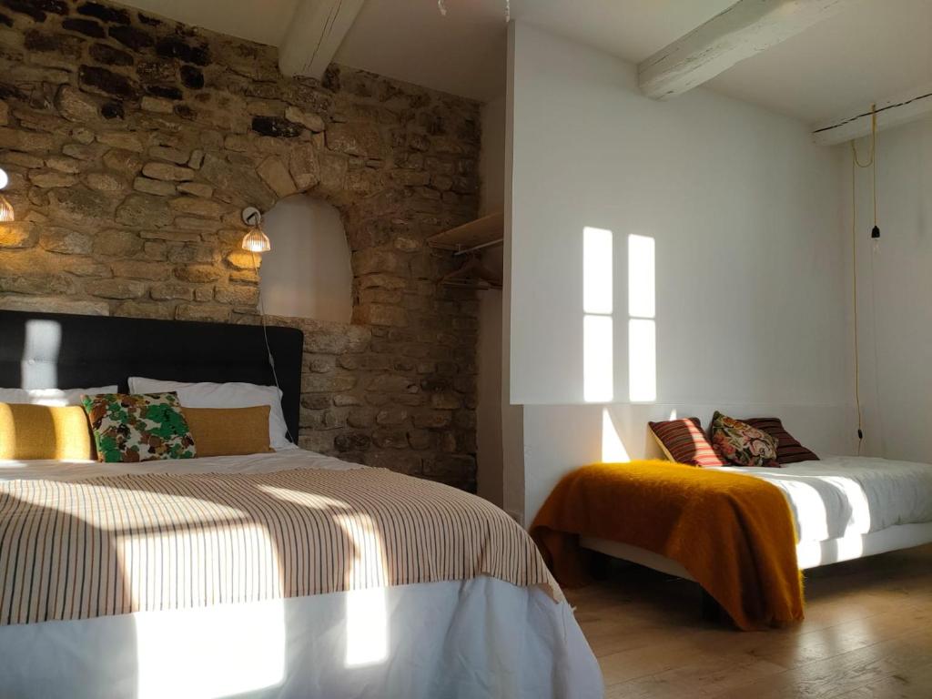Ένα ή περισσότερα κρεβάτια σε δωμάτιο στο La Maison près de la Fontaine