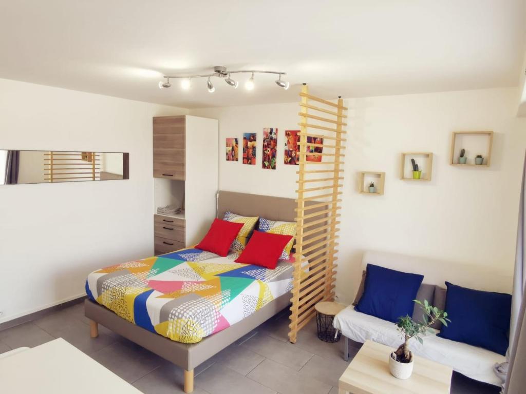 - une chambre avec un lit et une échelle dans l'établissement Suite Athéna - Melun gare RER - Studio avec Balcon et parking, à Melun