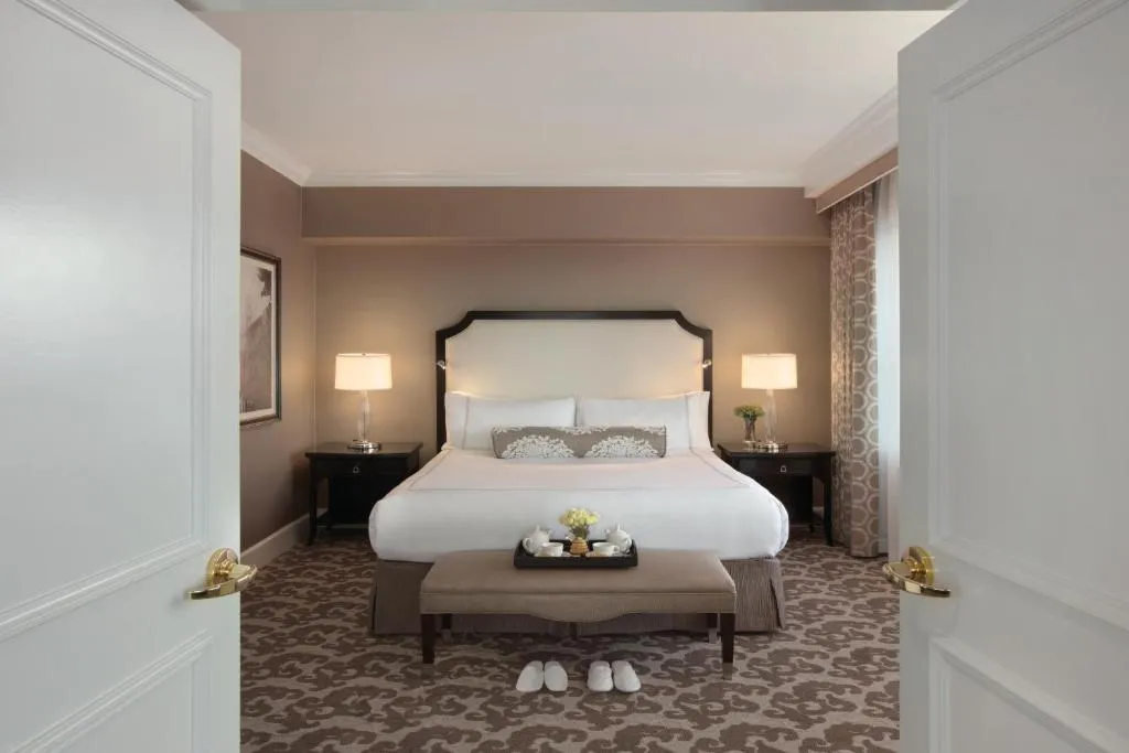 Signature King Suite with Sofa Bed and Bay View