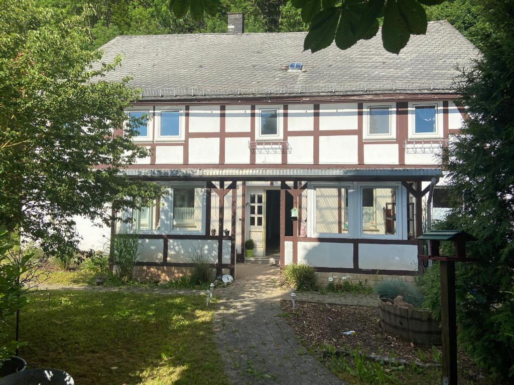 ein großes Haus mit einem Gameradach in der Unterkunft Zeitreise- Haus mit 5 Schlafzimmern in Diemelsee