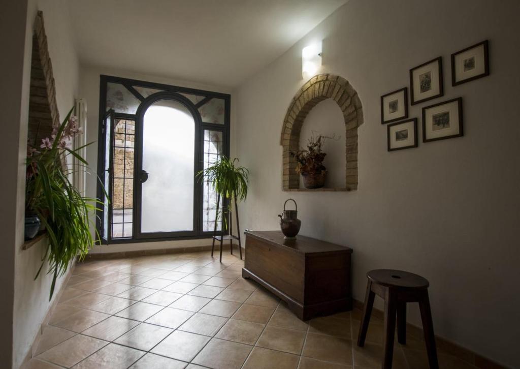 een woonkamer met een tafel en een raam bij Dimora Tipica Toscana in Monticiano