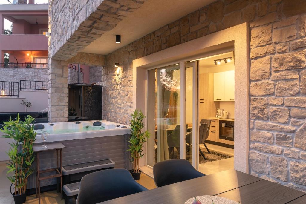 Fotografie z fotogalerie ubytování TEONA Luxury Apartment with jacuzzi and terrace sea view v destinaci Sali
