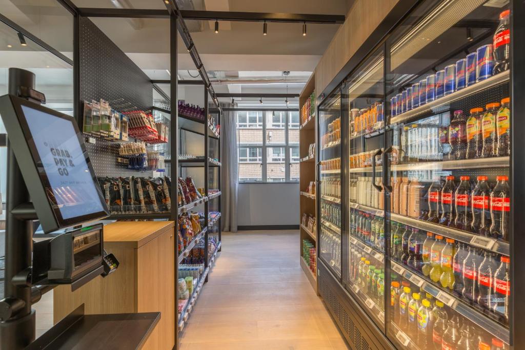 Supermarket nebo jiné obchody v  hotelu nebo okolí
