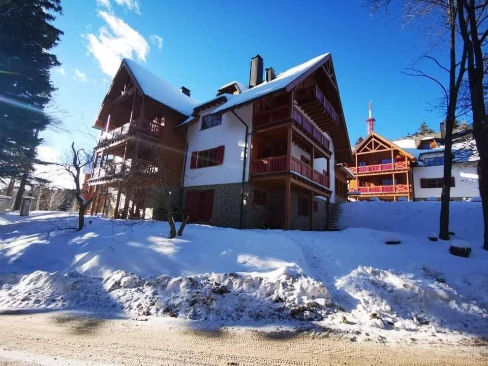 ein großes Gebäude mit Schnee auf dem Boden in der Unterkunft Apartma Pohorje Bolfenk 5011 in Hočko Pohorje