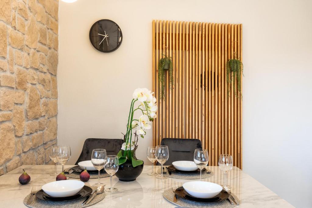 En restaurang eller annat matställe på TEONA Luxury Apartment with jacuzzi and terrace sea view