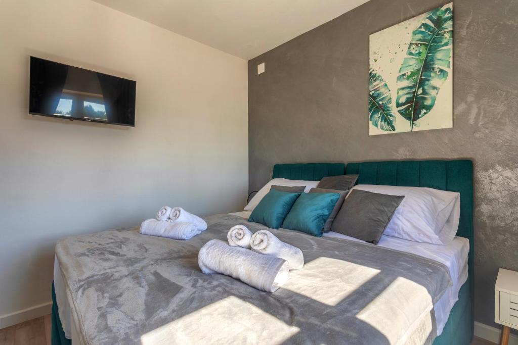 Postel nebo postele na pokoji v ubytování TEONA Luxury Apartment with jacuzzi and terrace sea view