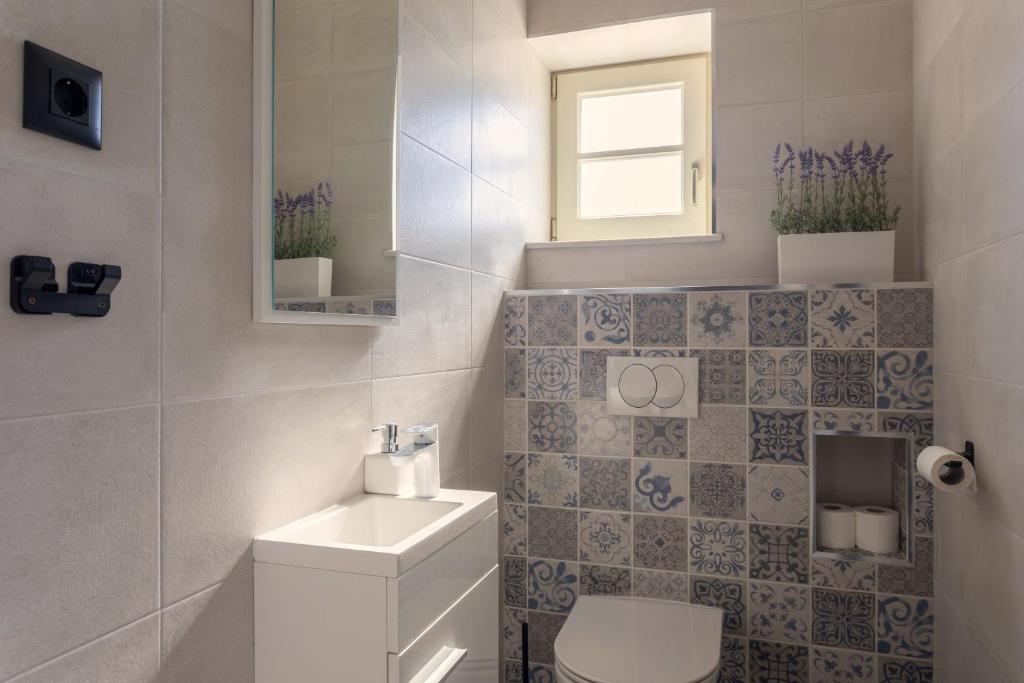 Koupelna v ubytování TEONA Luxury Apartment with jacuzzi and terrace sea view