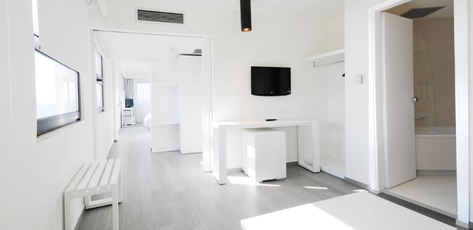 Televízia a/alebo spoločenská miestnosť v ubytovaní Cactus Hotel