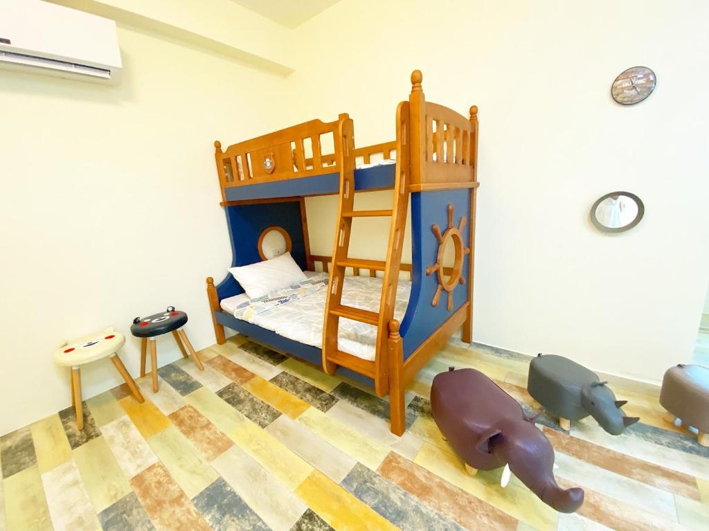 Postel nebo postele na pokoji v ubytování 澎湖卡米諾民宿ll住宿接駁ll貓店長