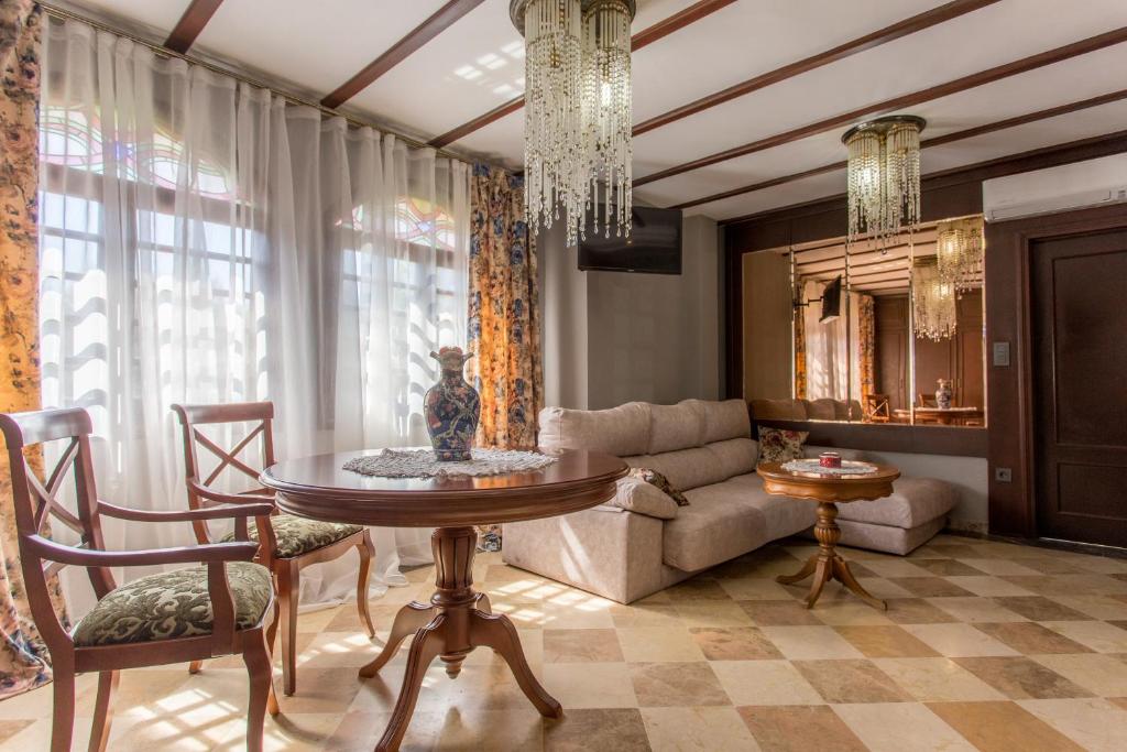 Apartamentos Gaudi Style - Sala Familiar Con Balcón