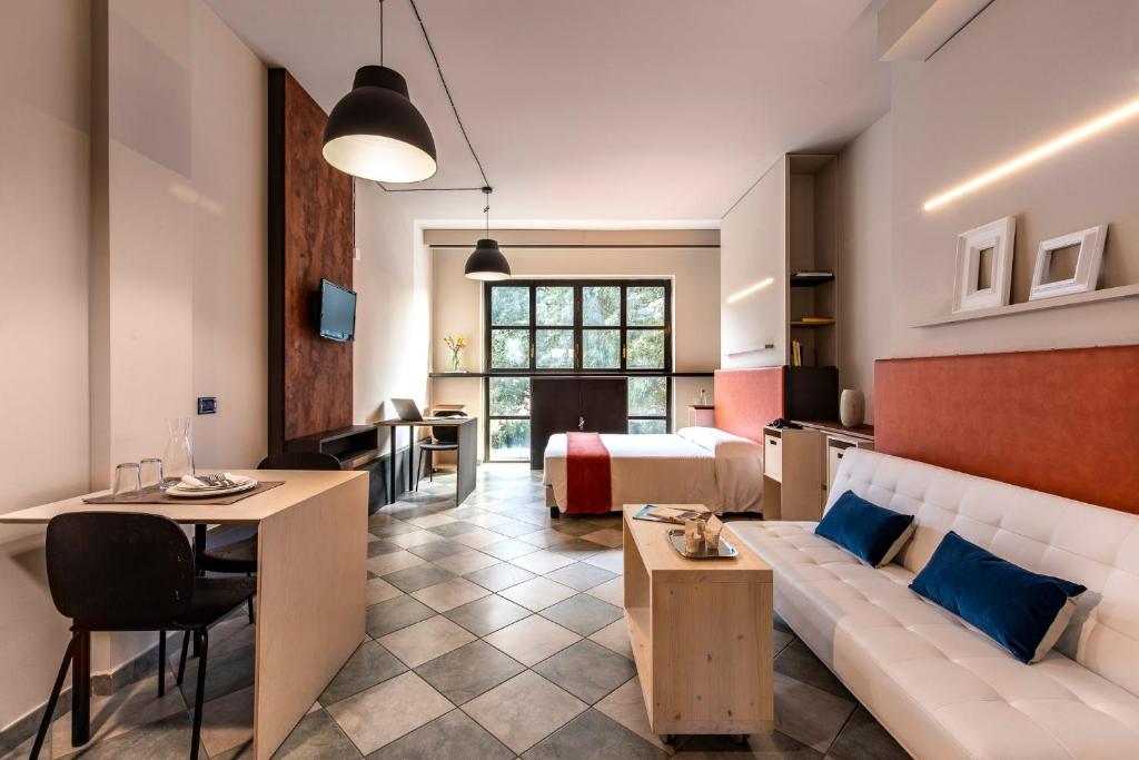 Habitación de hotel con sofá y cama en Residence 2Gi, en Milán