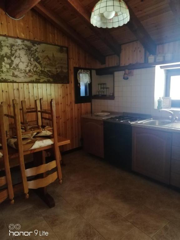 A kitchen or kitchenette at Ranch Dei Salassi del Suc