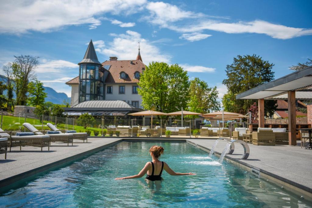 - une femme dans la piscine d'un complexe dans l'établissement Château Brachet, à Grésy-sur-Aix