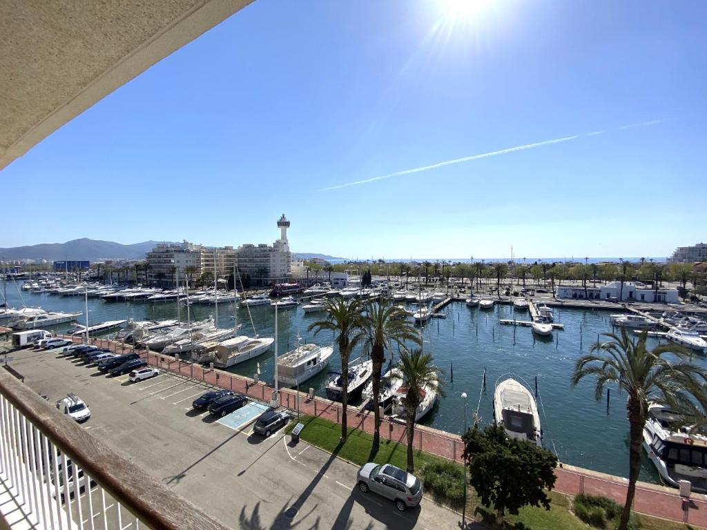 Port Grec 3 - Piso vista al puerto y montana, Empuriabrava ...