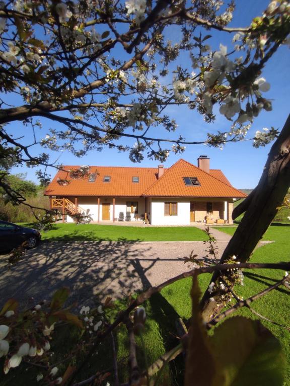 een afbeelding van een huis met een oranje dak bij SielskoAnielsko w Beskidzie Niskim in Męcina Wielka