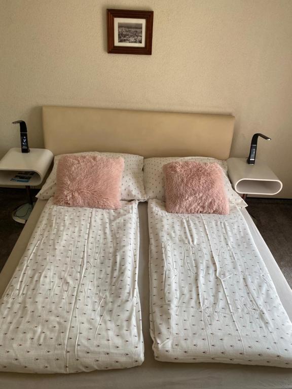 Posteľ alebo postele v izbe v ubytovaní Panzió Tata