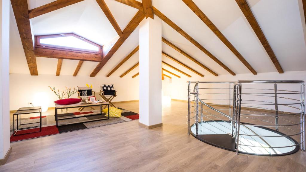 Cette chambre est dotée de plafonds en bois et d'une lucarne. dans l'établissement Villa Sole Al Molino A Vento 8, Emma Villas, à Rosignano Marittimo