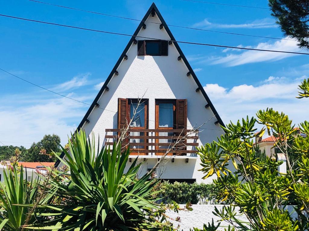 una casa con una parte superior triangular con plantas en Beachliving Cabana, en Esmoriz