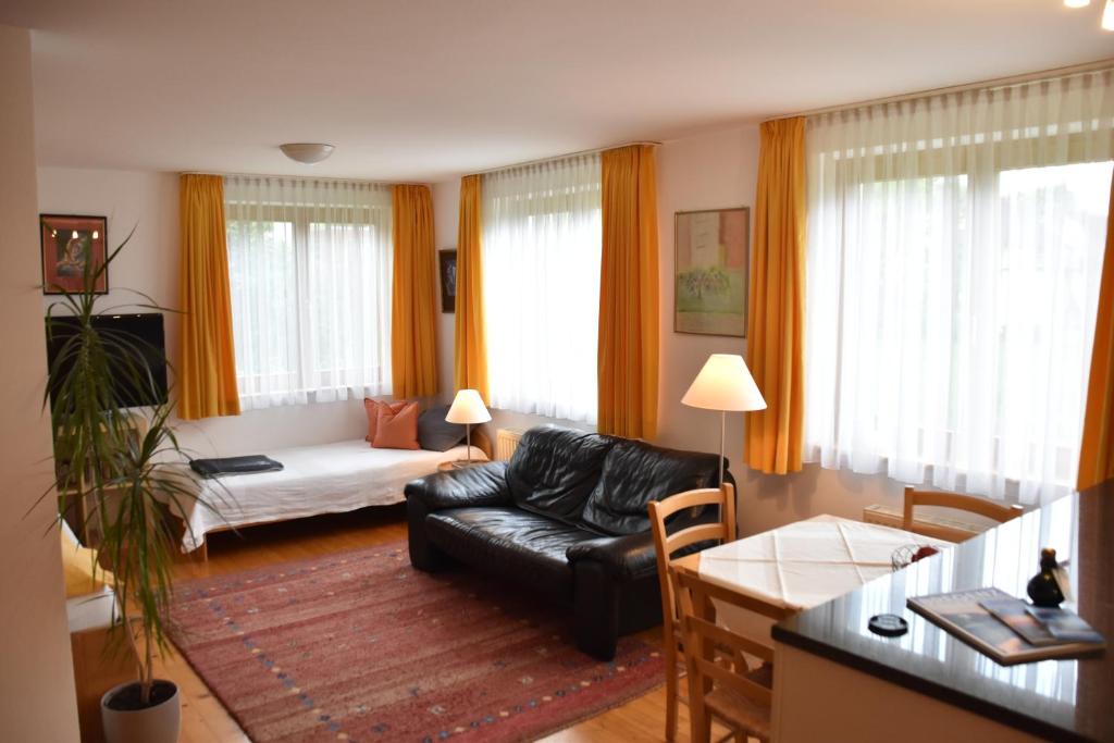 sala de estar con sofá y mesa en Apartment Denk, en Bregenz