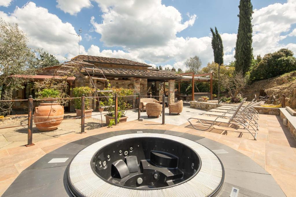 fontanna na środku patio w obiekcie Villa Vepri by Mmega w mieście Cennina