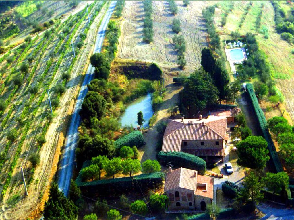 una vista aerea di una casa in un vigneto di Da TILLI alla Fornace - Agriturismo a Montaione
