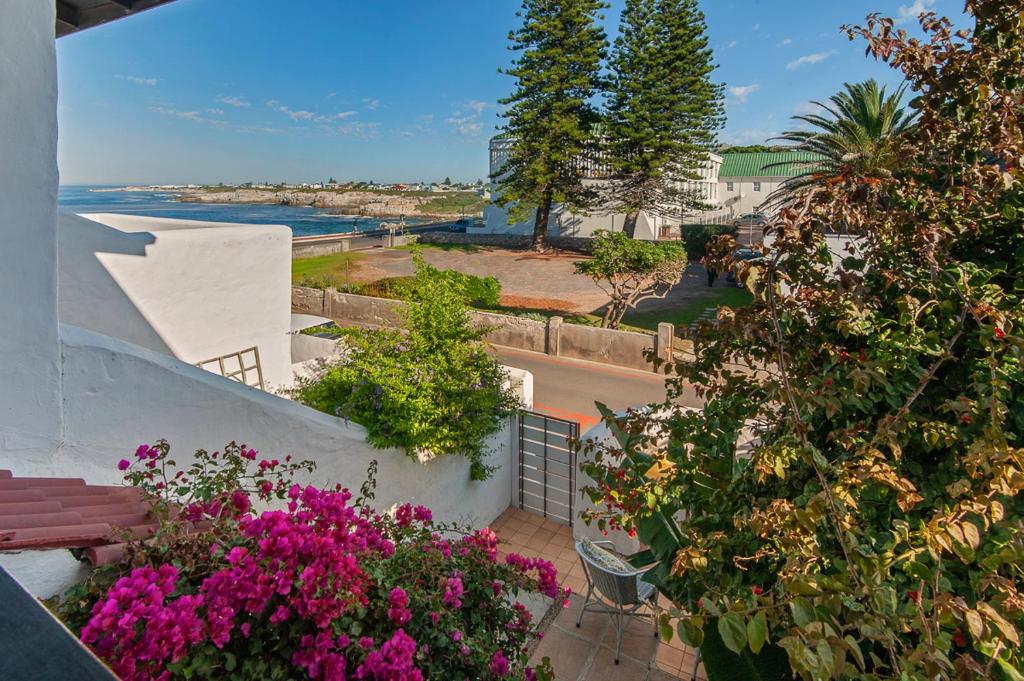 einen Balkon mit Blumen und Straßenblick in der Unterkunft 9SeaVillage in Hermanus