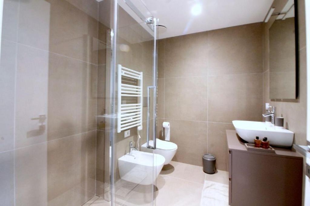 La salle de bains est pourvue de toilettes, d'un lavabo et d'une douche. dans l'établissement Number House - Number 11, à Milan