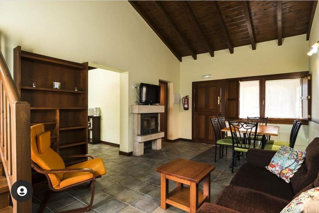TV a/nebo společenská místnost v ubytování Apartamentos La Calvera