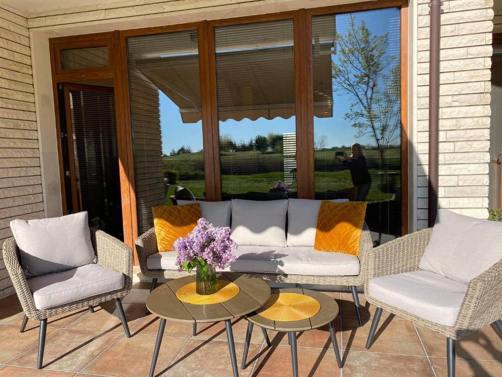 un patio con sofá, sillas y mesa en Lighthouse Golf Private Villa - Green and Blue en Balchik