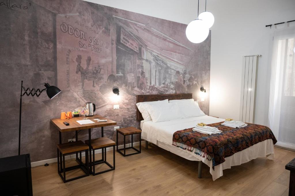 um quarto com uma cama e uma mesa com uma mesa de cabeceira em Ai Tre Mercati em Palermo
