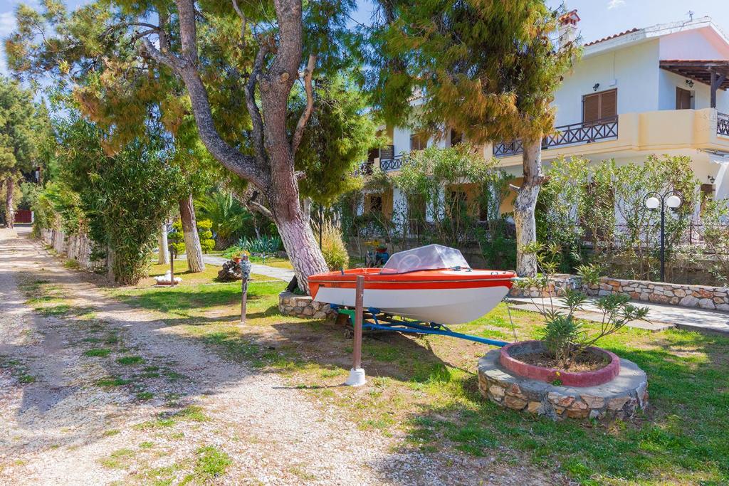 Vonkajšia záhrada v ubytovaní Galazia Akti Seaside Apartments