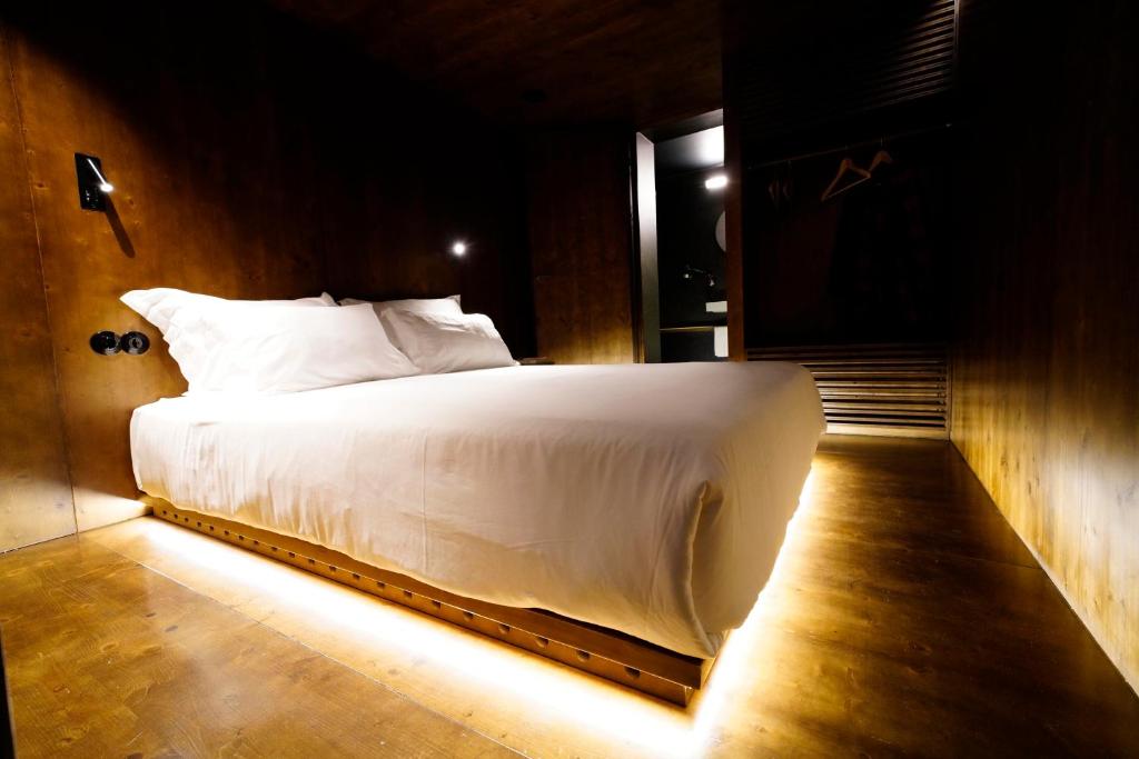 Postel nebo postele na pokoji v ubytování Zero Box Lodge Coimbra