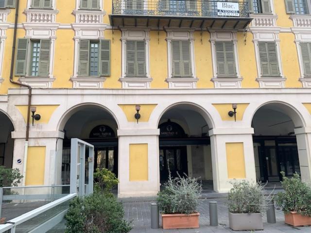 un bâtiment jaune avec des arches et des plantes devant lui dans l'établissement Garibaldi 11, à Nice