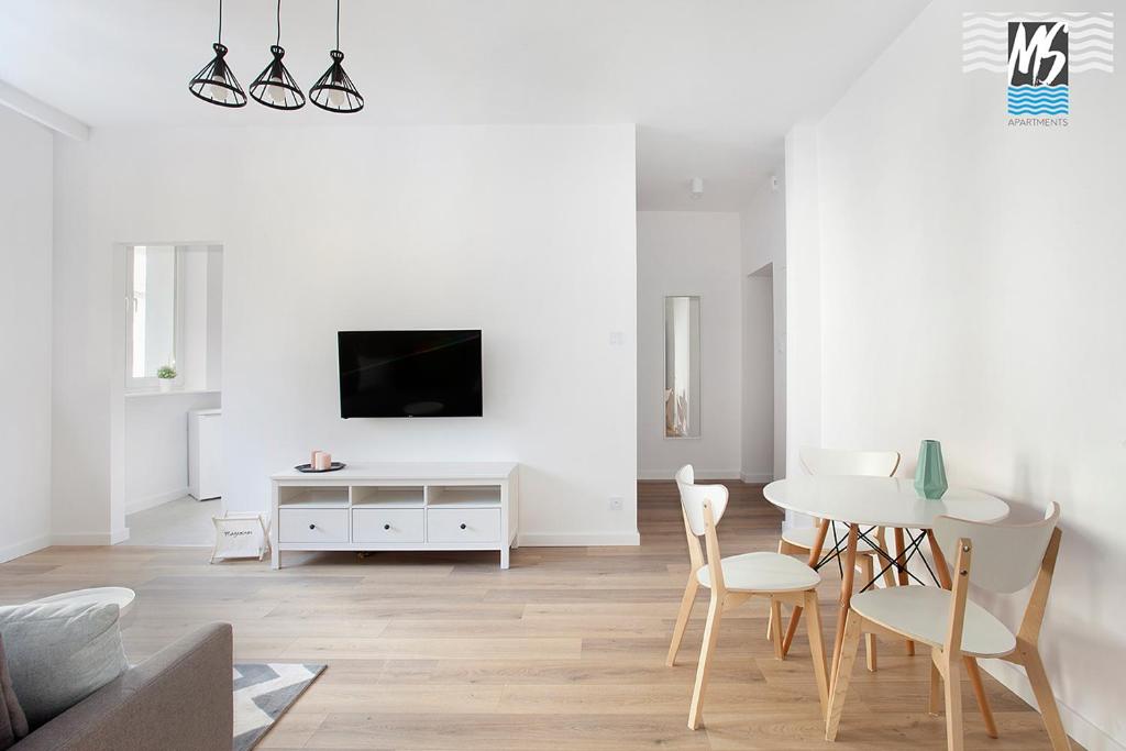 Televízia a/alebo spoločenská miestnosť v ubytovaní MS Apartments Kopernicus II