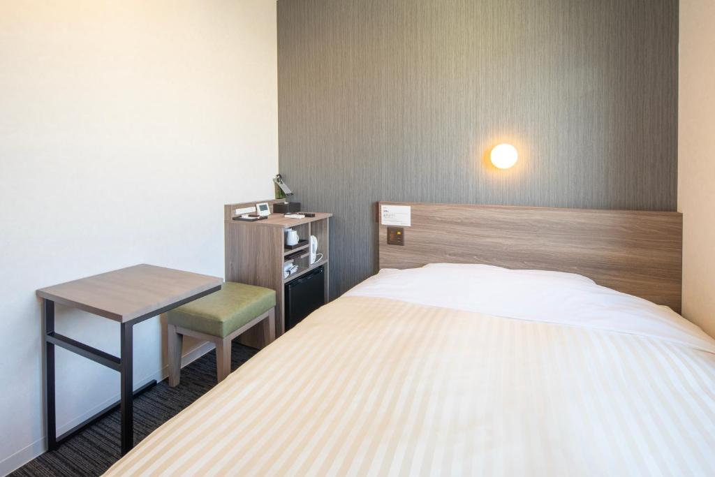 Postel nebo postele na pokoji v ubytování Super Hotel Hiroshima Yagenboridori