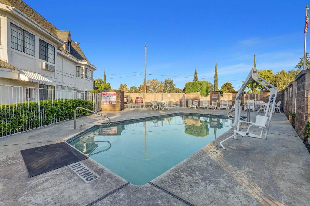 a swimming pool in the middle of a yard at Motel 6-Fresno, CA - Belmont Ave in Fresno