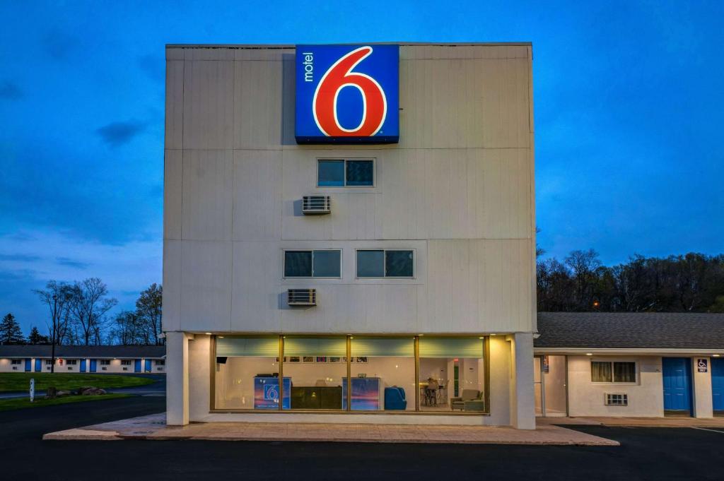 um edifício com um número de identificação em Motel 6 Bellville, OH em Bellville