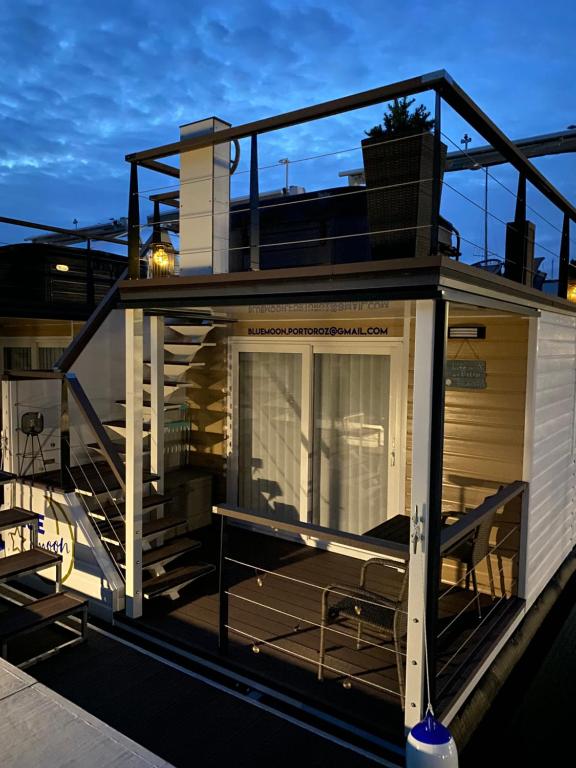 Balkón nebo terasa v ubytování Floating House Blue Moon