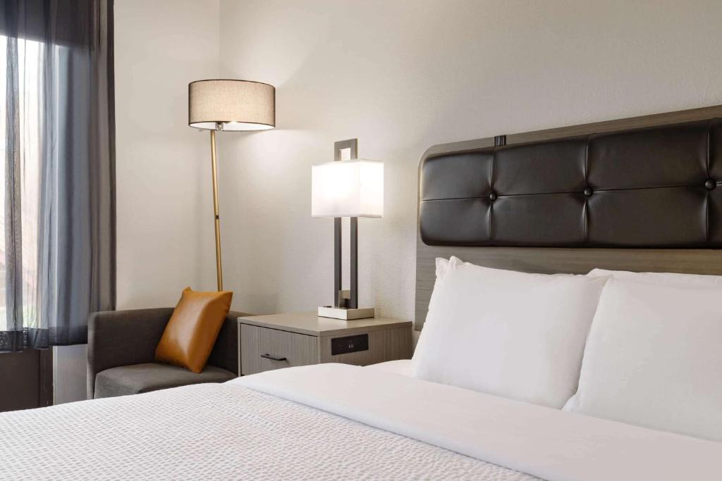 La Quinta inn & suites by Wyndham Dothan photo