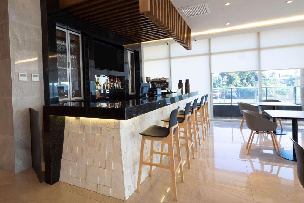 Lounge nebo bar v ubytování Dazzler by Wyndham Ciudad del Este