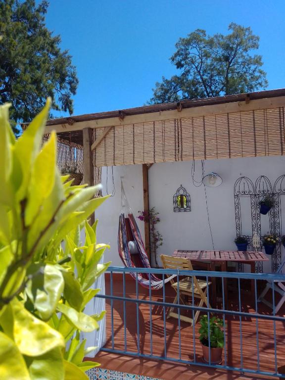 Un balcón o terraza de La Puerta Azul