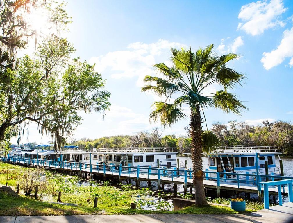 Unique Houseboat Vacation at St Johns River 2Bedroom Houseboat 1, De