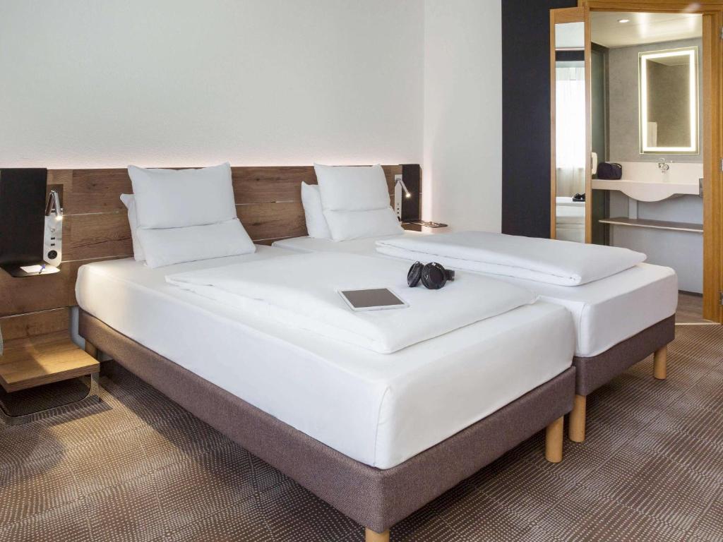 Letto o letti in una camera di Novotel Lausanne Bussigny
