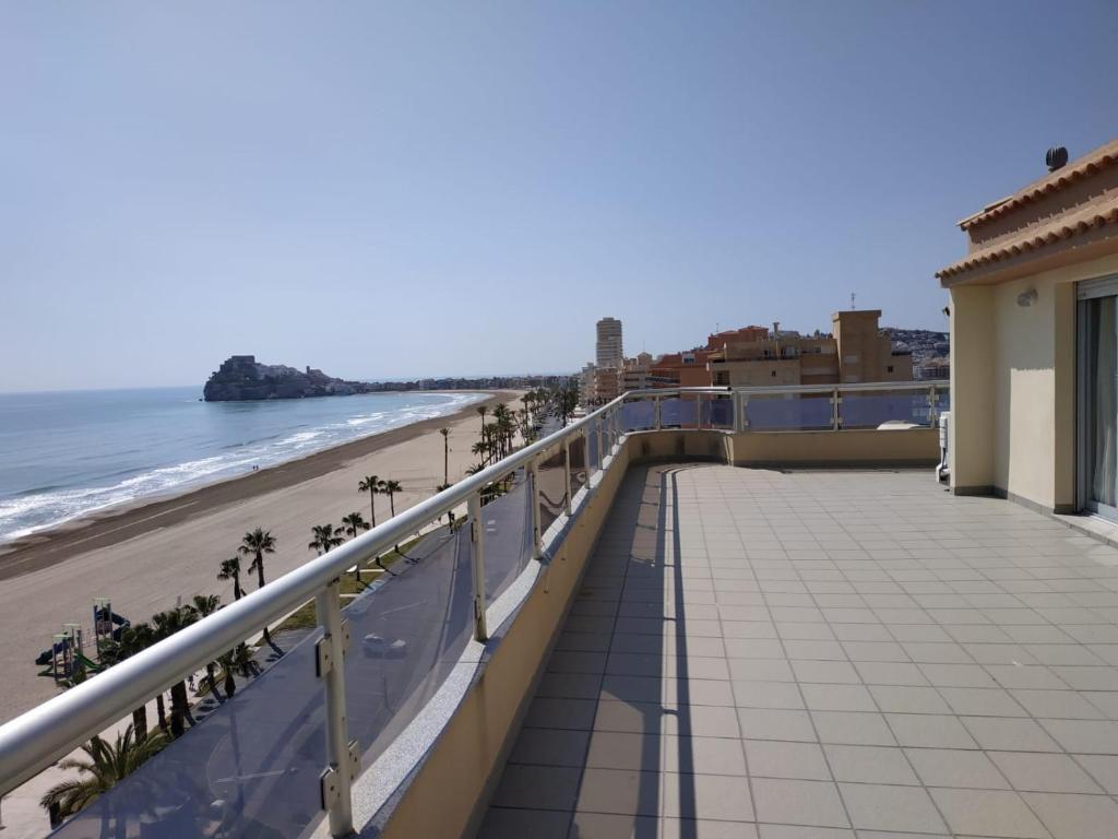 balcón con vistas a la playa en Atico Pompeya Vista mar y castillo Orangecosta, en Peñíscola