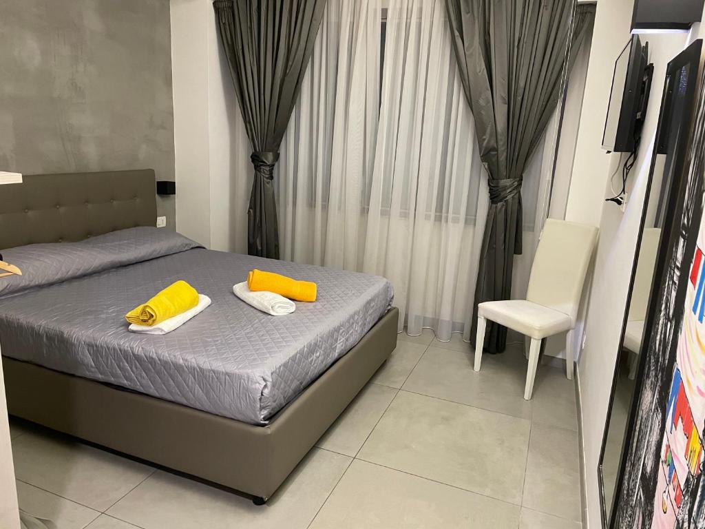 een slaapkamer met een bed met twee handdoeken erop bij Napoli Via Toledo in Napels